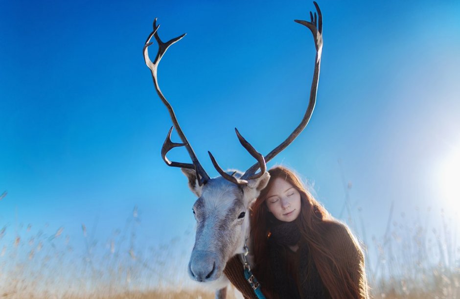 Девушка с оленьими рогами
