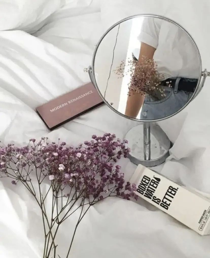 Модная девушка с цветами