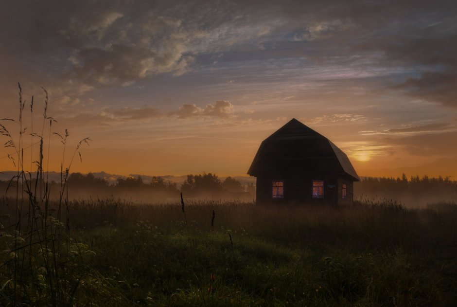 Домик в деревне ночью
