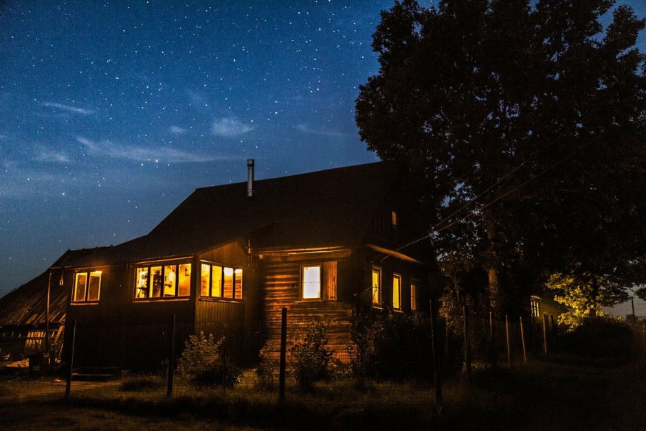 Деревенский домик деревня ночь