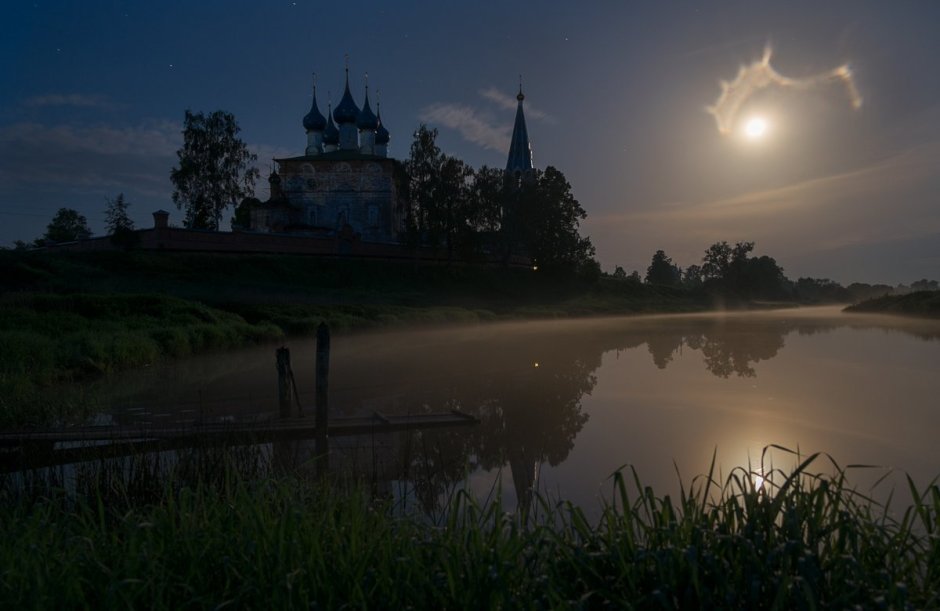 Ночной пейзаж с храмом