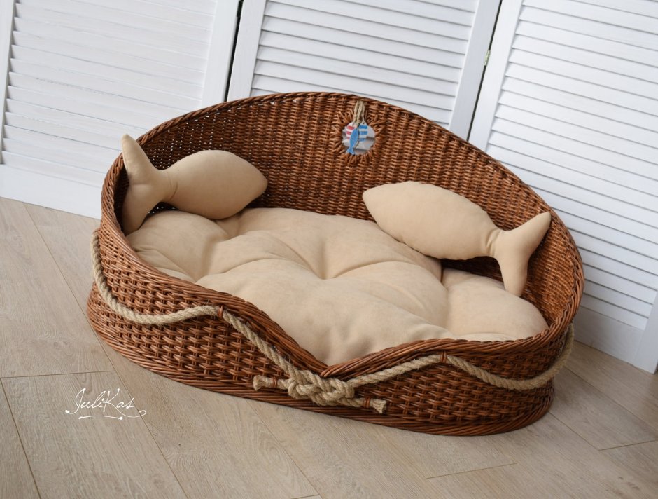 Плетеная лежанка для кошки