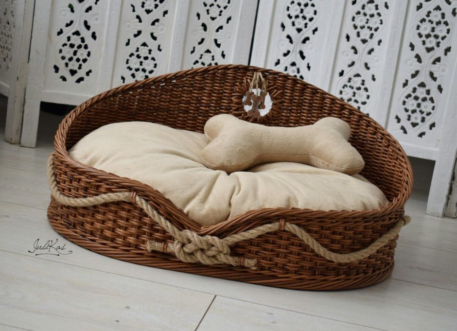 Плетеная лежанка для котов