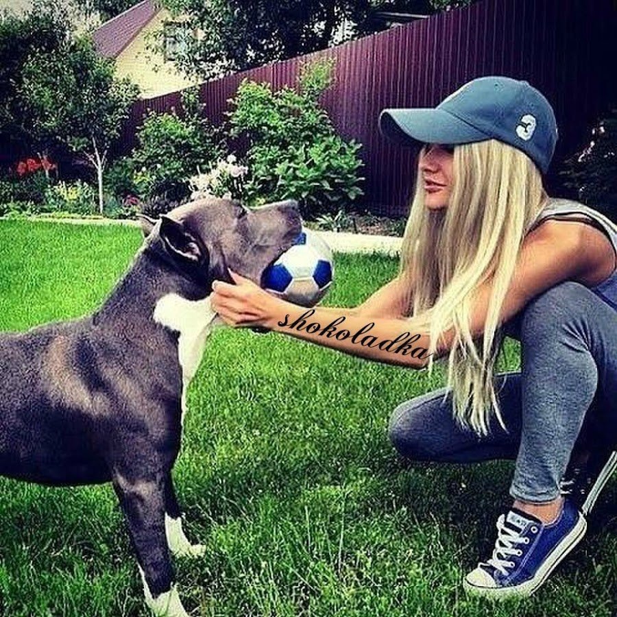 Блондинка с собакой