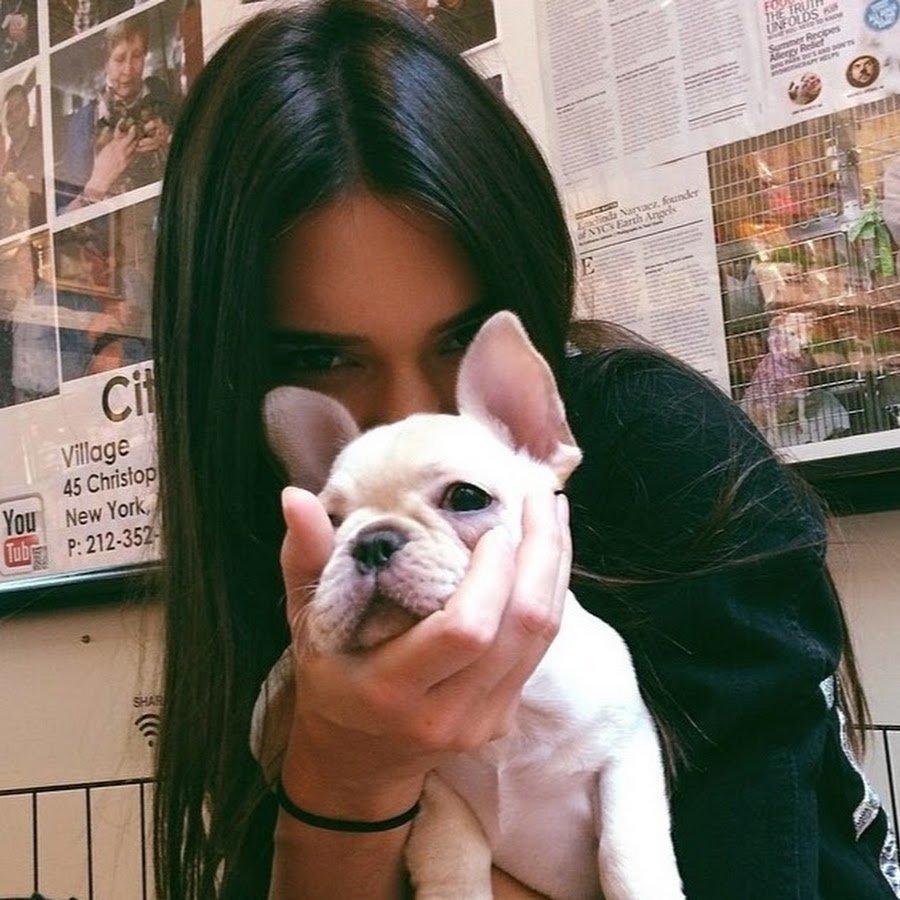 Брюнетка с собачкой