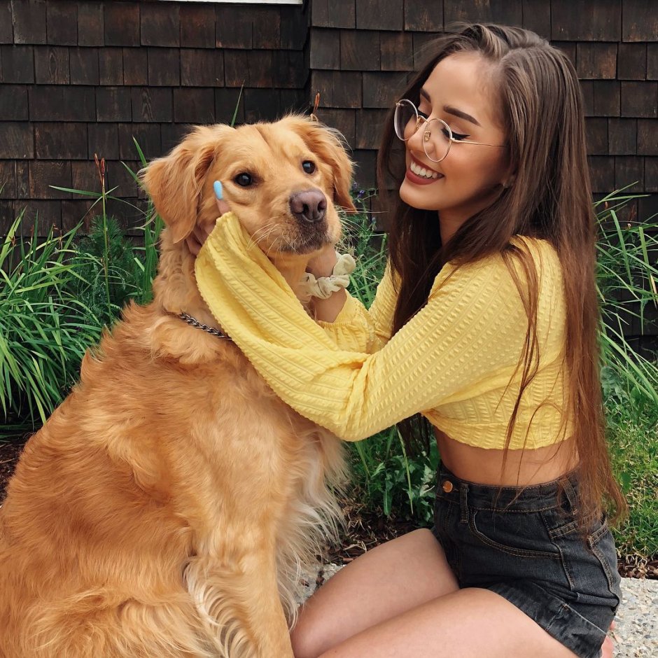 Красивая девушка с собакой