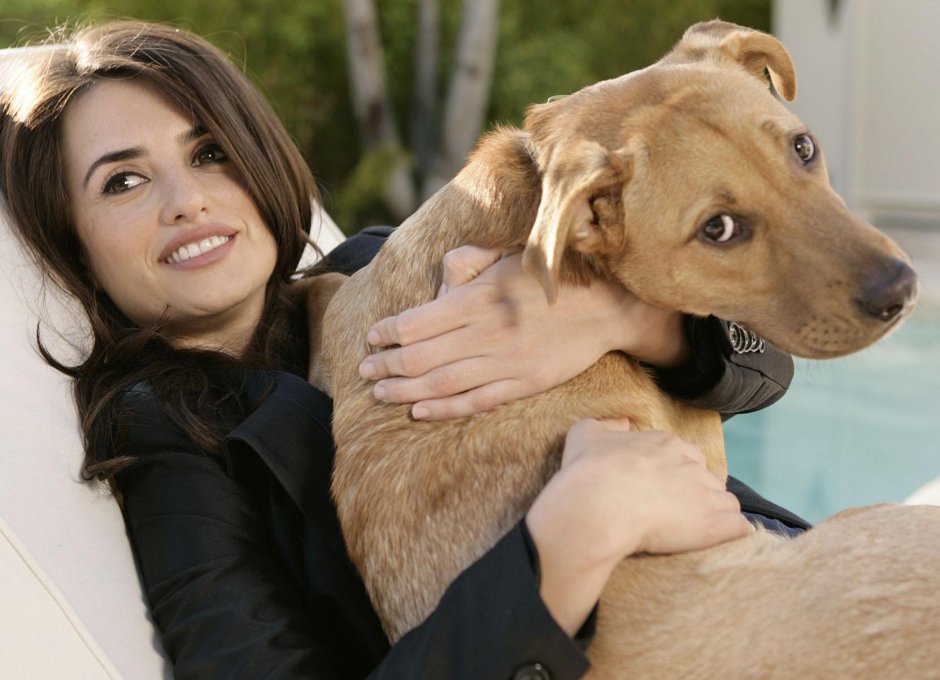 Пенелопа Крус с собакой