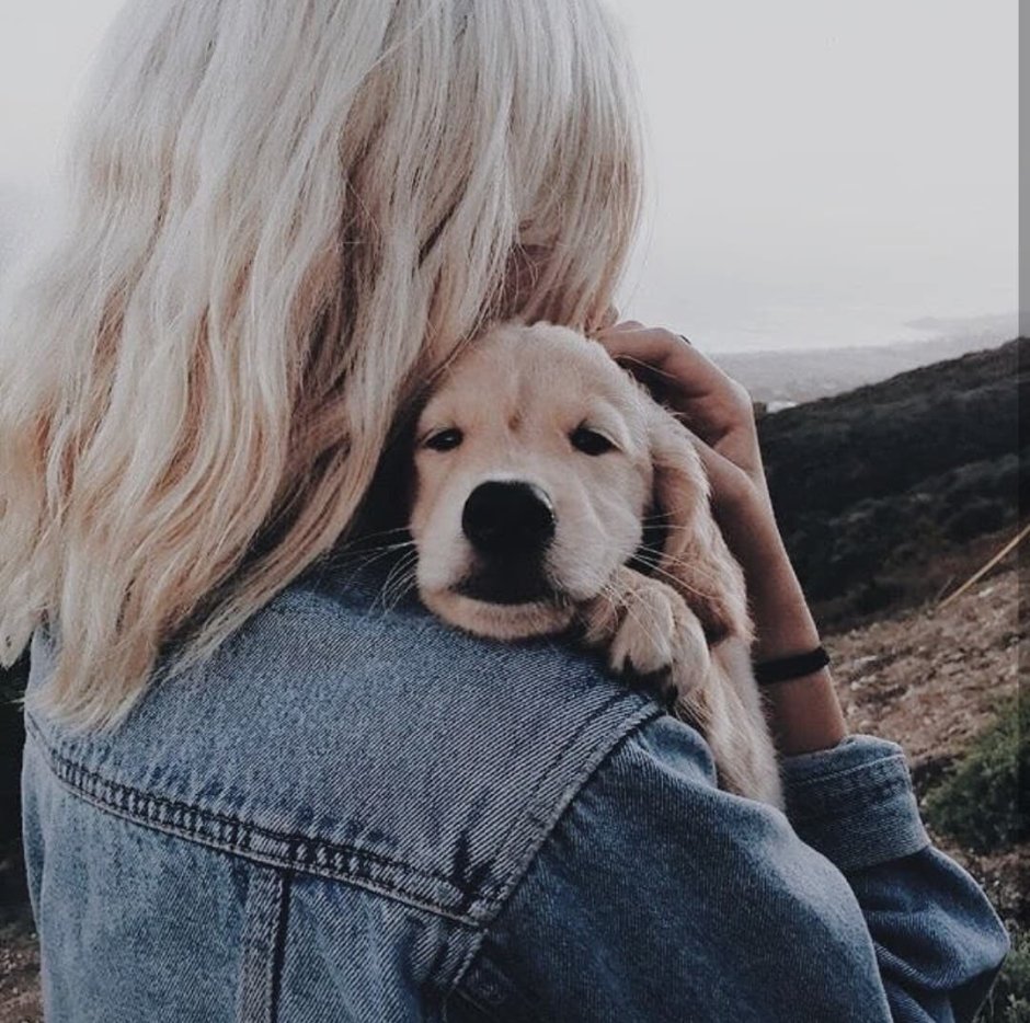 Девушка с щенком на руках