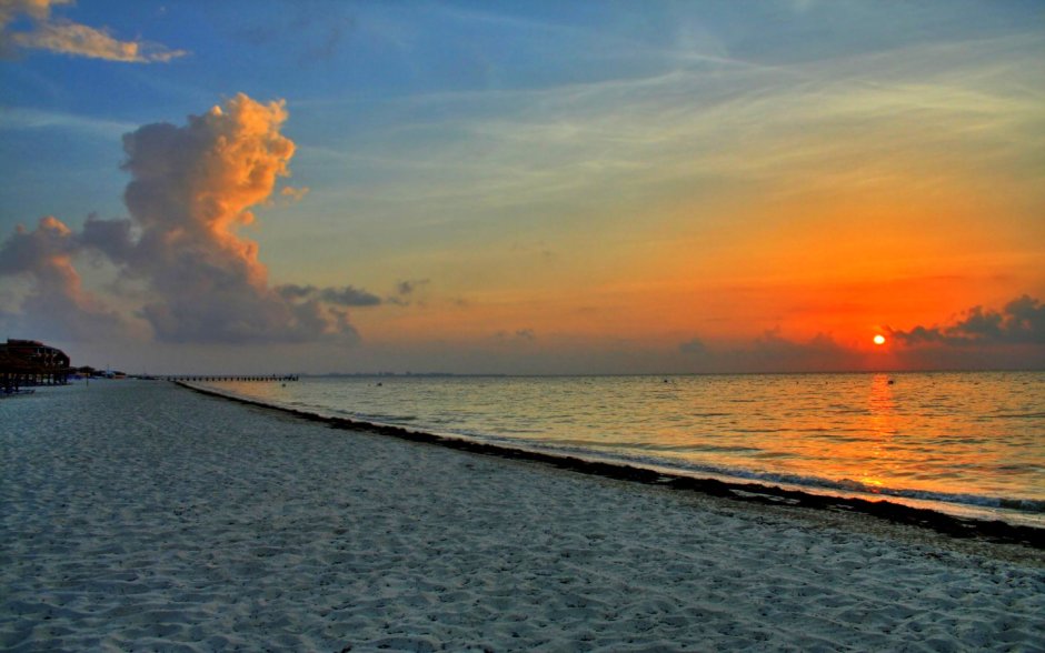 Красивый закат на Черноморском побережье