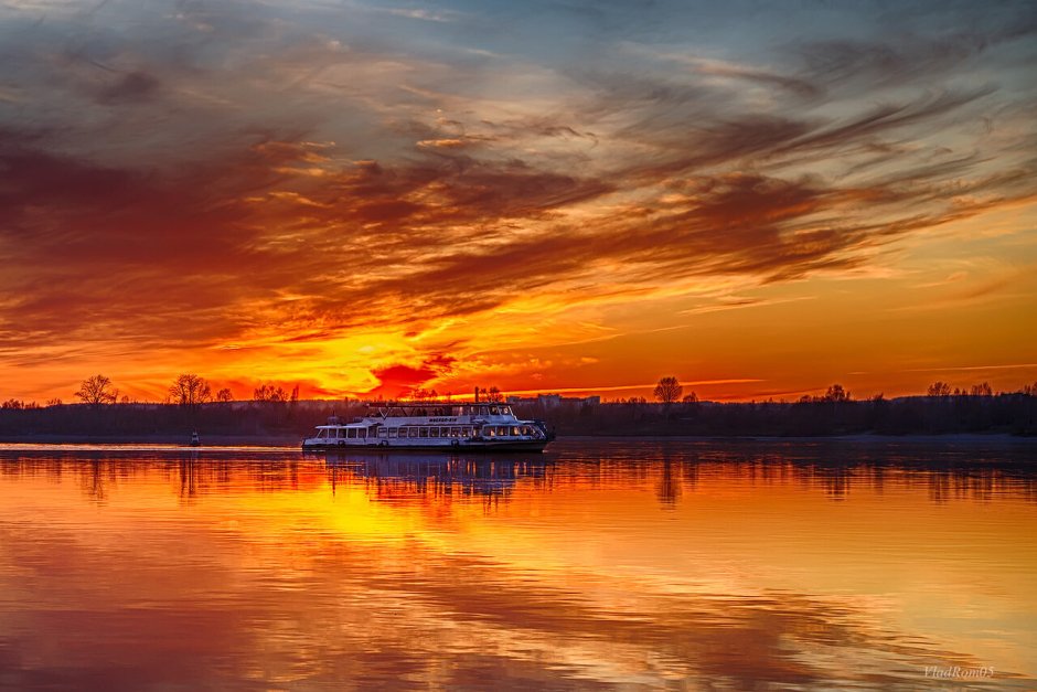 Красивый закат на Каме