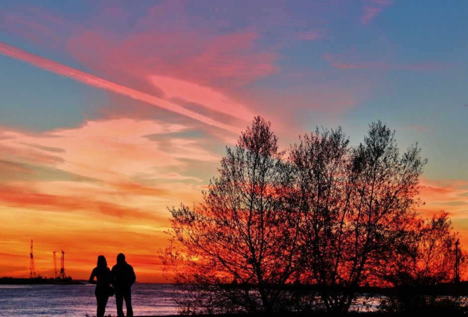 Наслаждается закатом