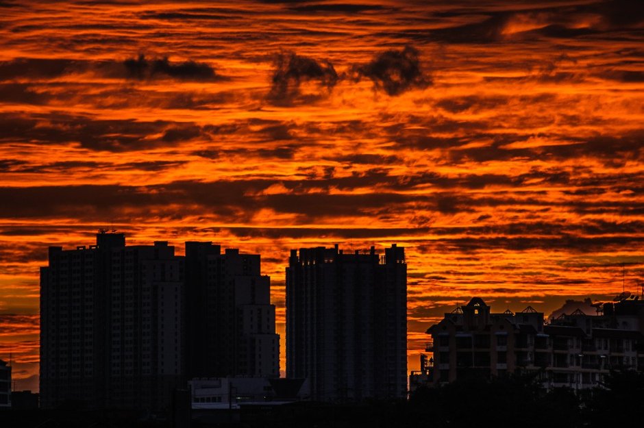 Многоэтажки на фоне заката
