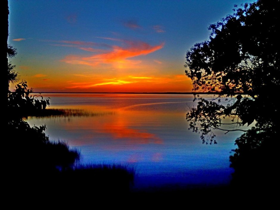 Красивый закат на озере