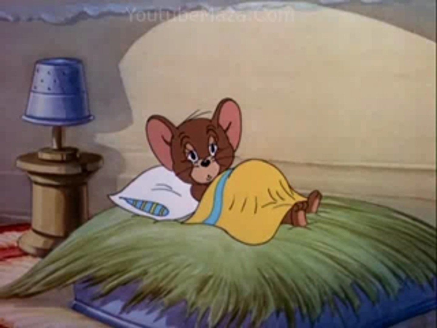 Включи мышонок не хочет убираться. Мышь Джерри с мышатами. Мышонок Джерри утро. Мышонок в кроватке.