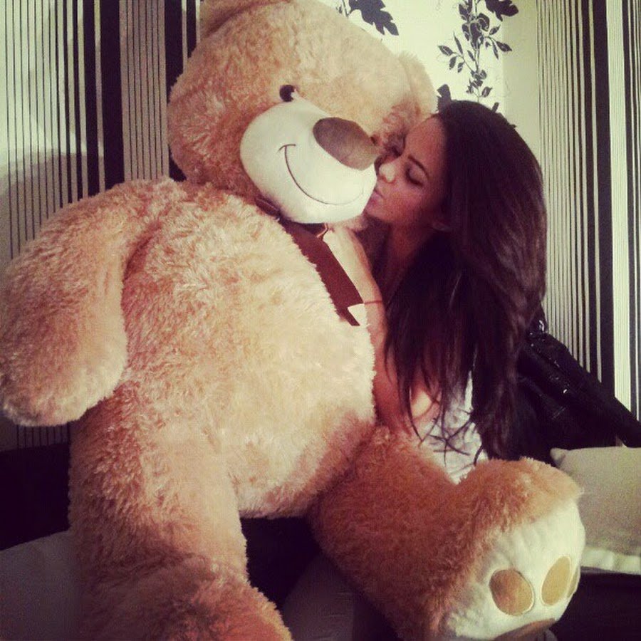 Красивая девушка с плюшевым медведем