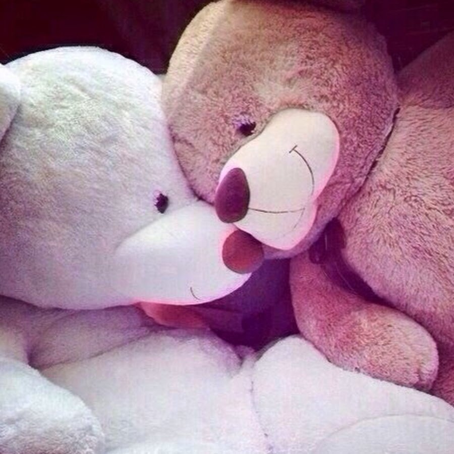 В обнимку с плюшевым мишкой