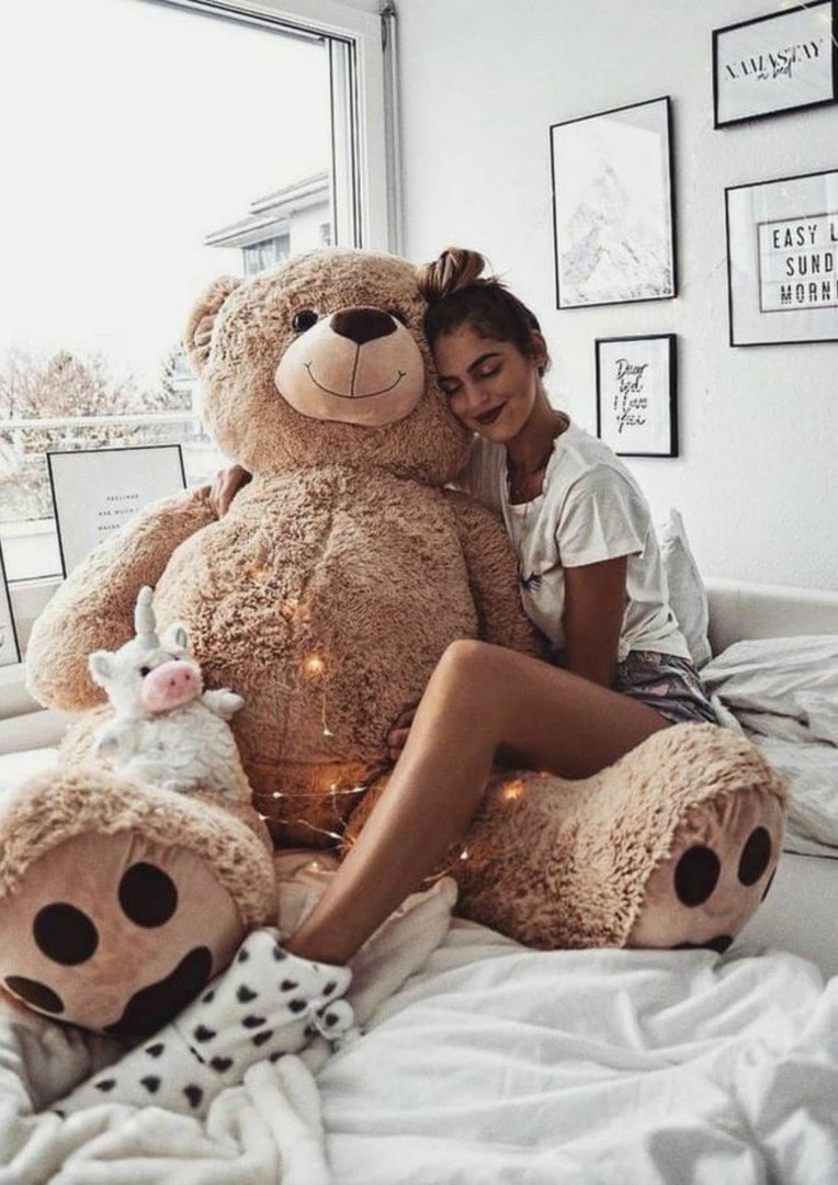 Девушка с плюшевым медведем
