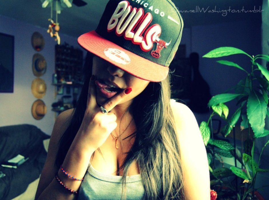 Девушка в кепке