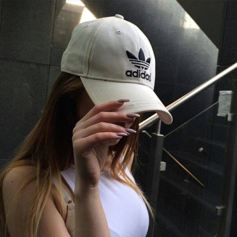 Топовые девушки в кепках
