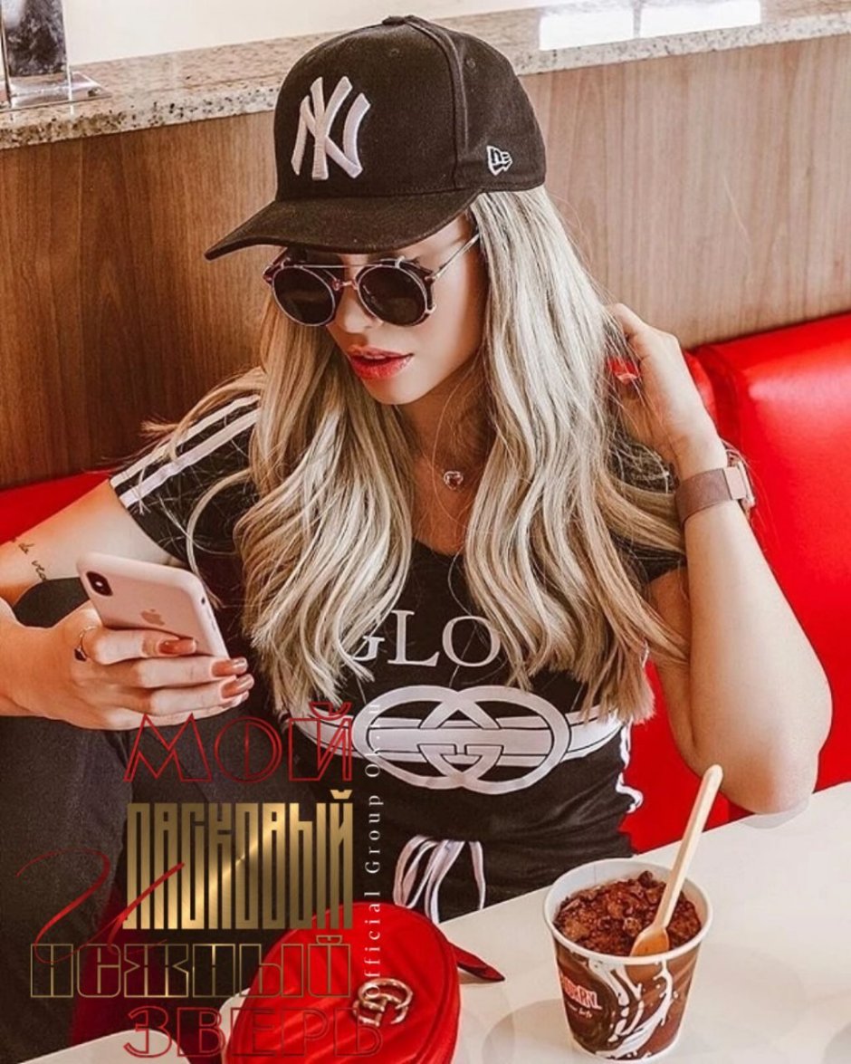 Блондинка в кепке