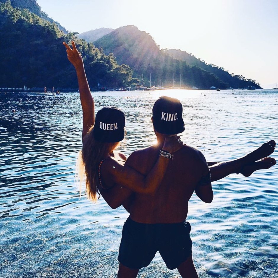 Пара в кепках