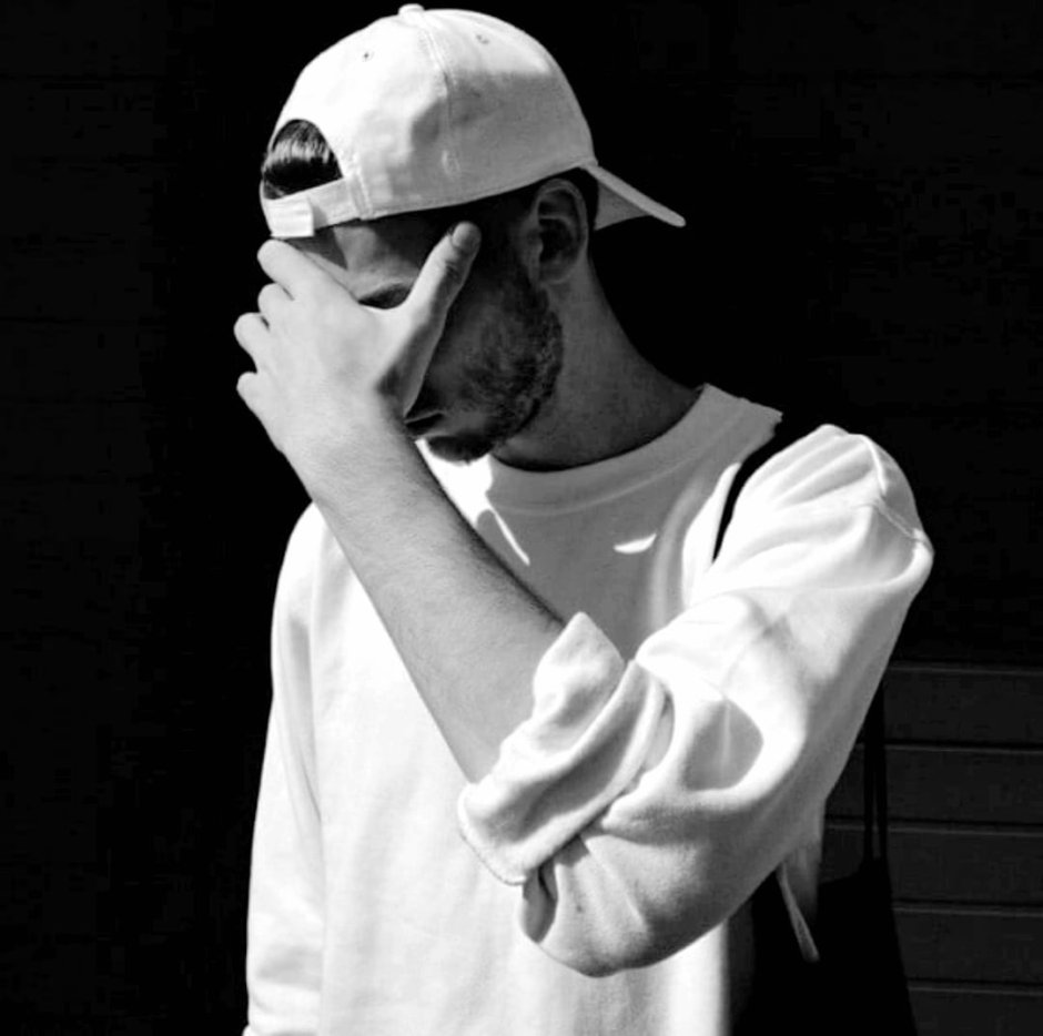 Парень в бейсболке и очках