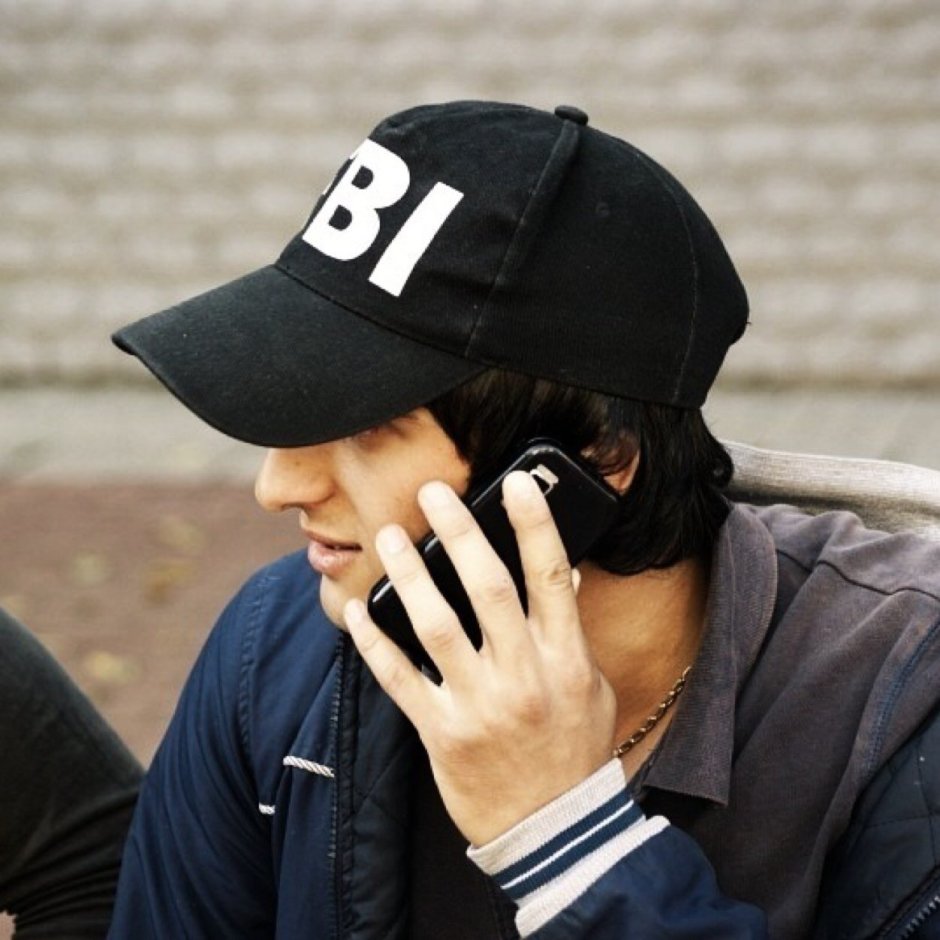 Парень в кепке FBI
