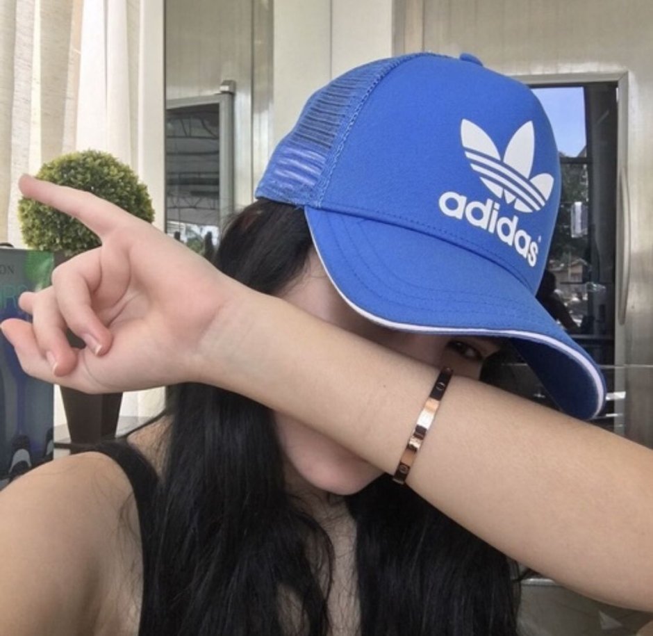 Девушка со знаком