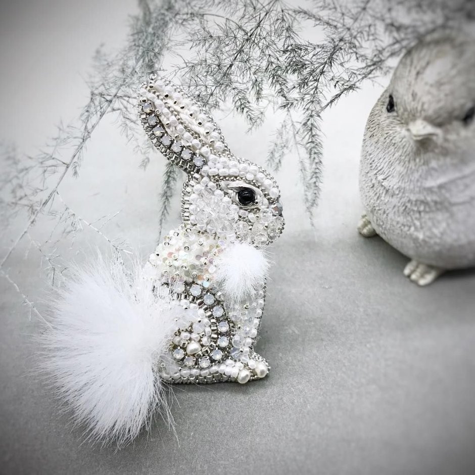 Брошь из бисера зайчик