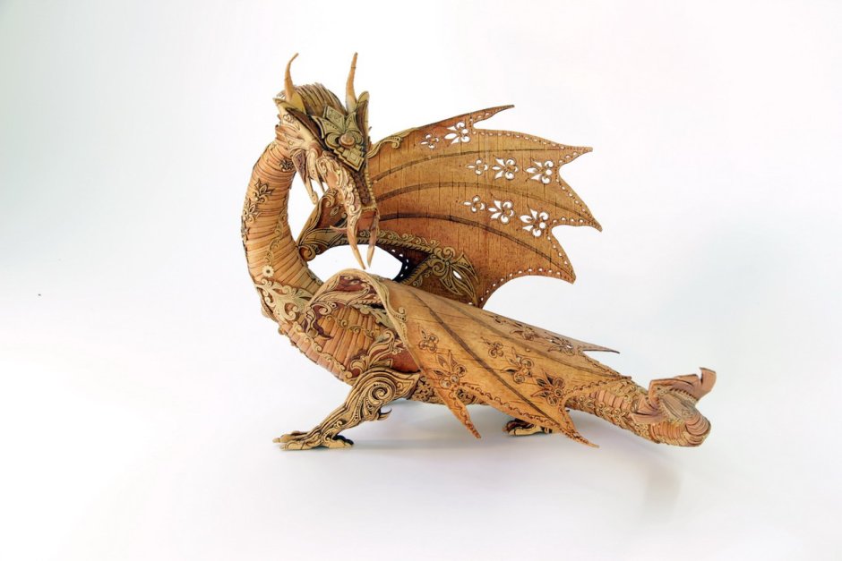 Фигурка дракона из дерева