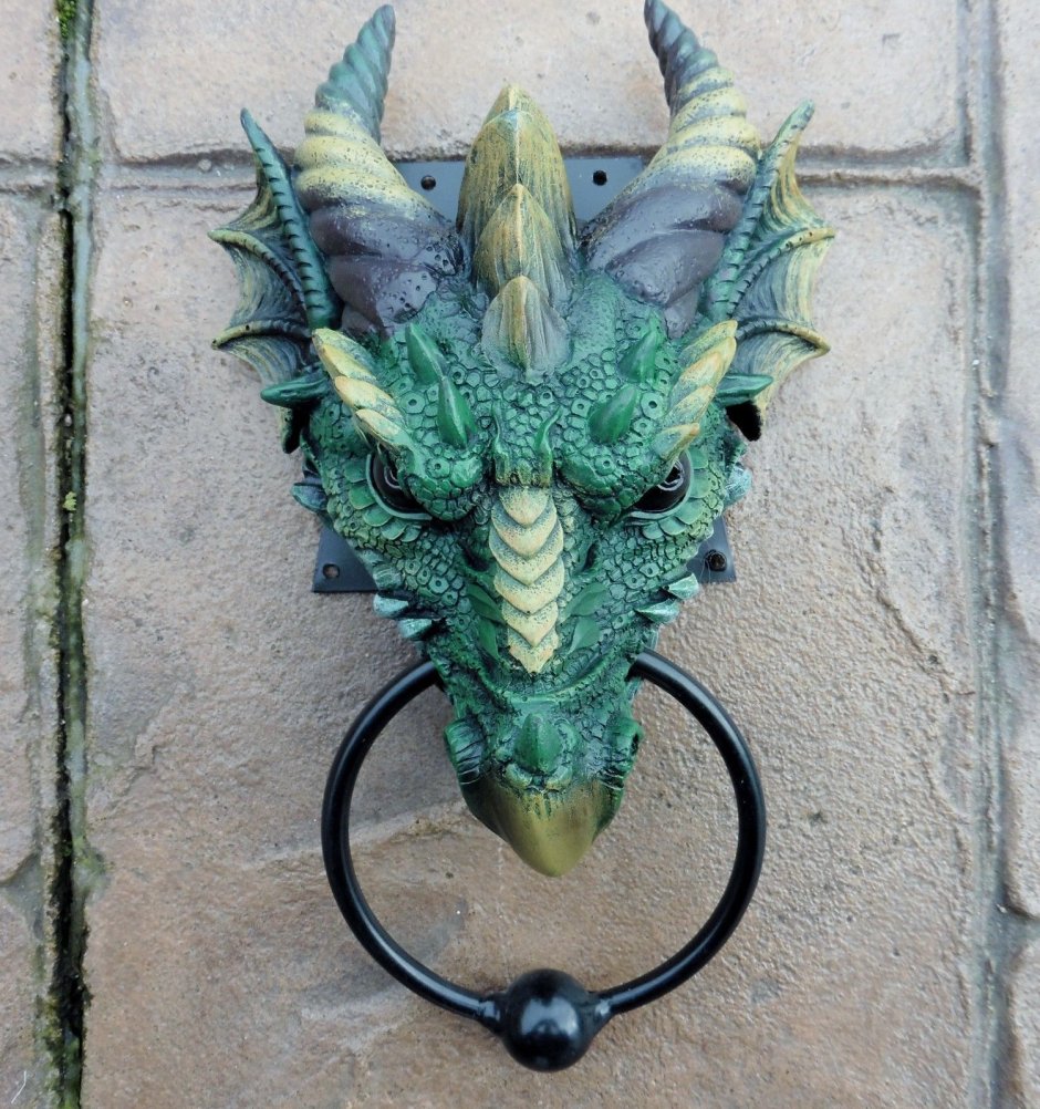 Дверная ручка в виде дракона