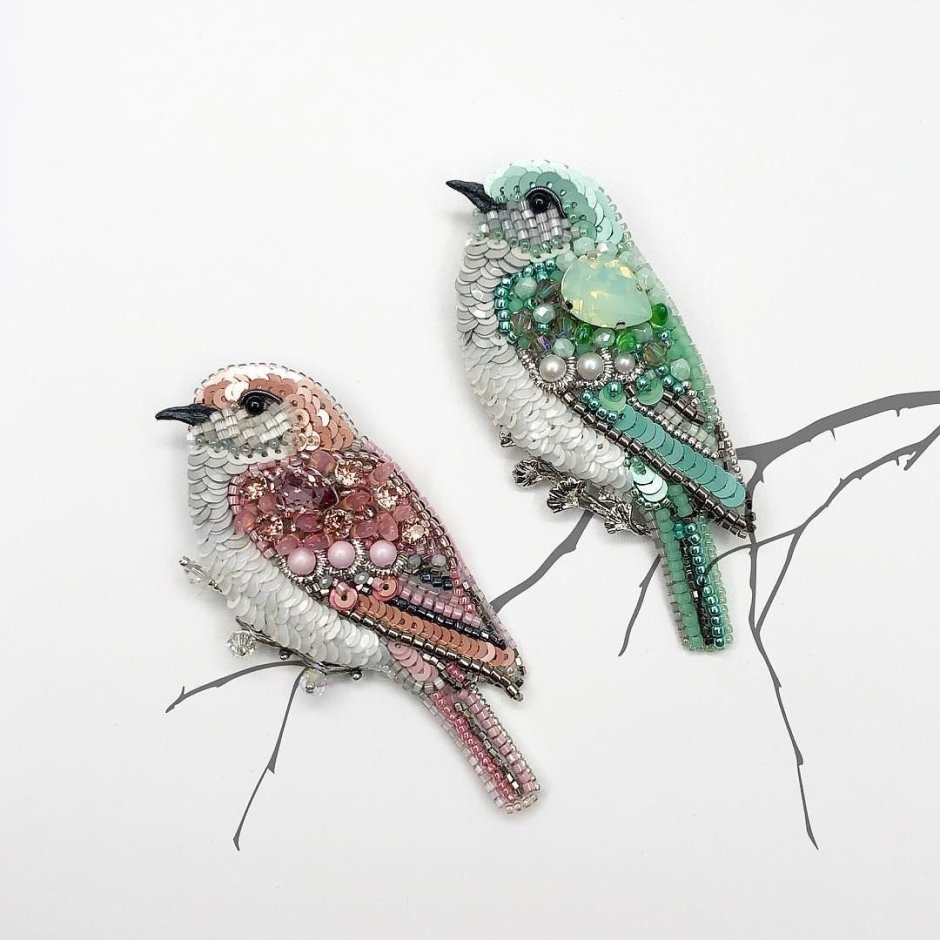 Вышитая брошь птичка