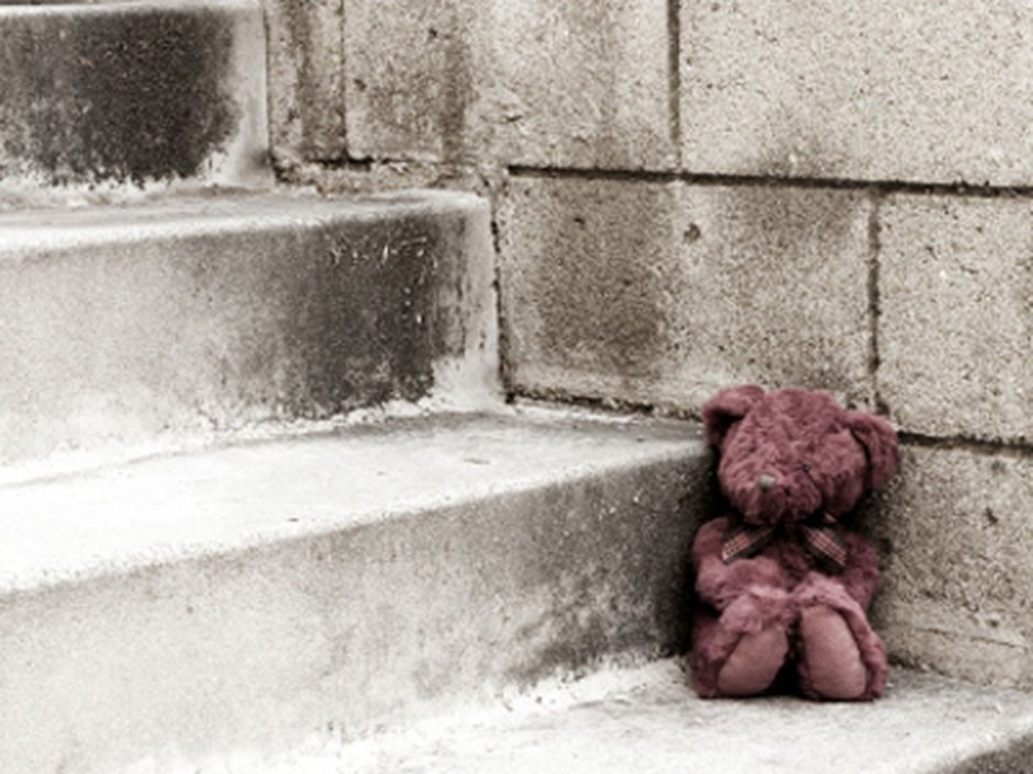 Брошенный плюшевый мишка