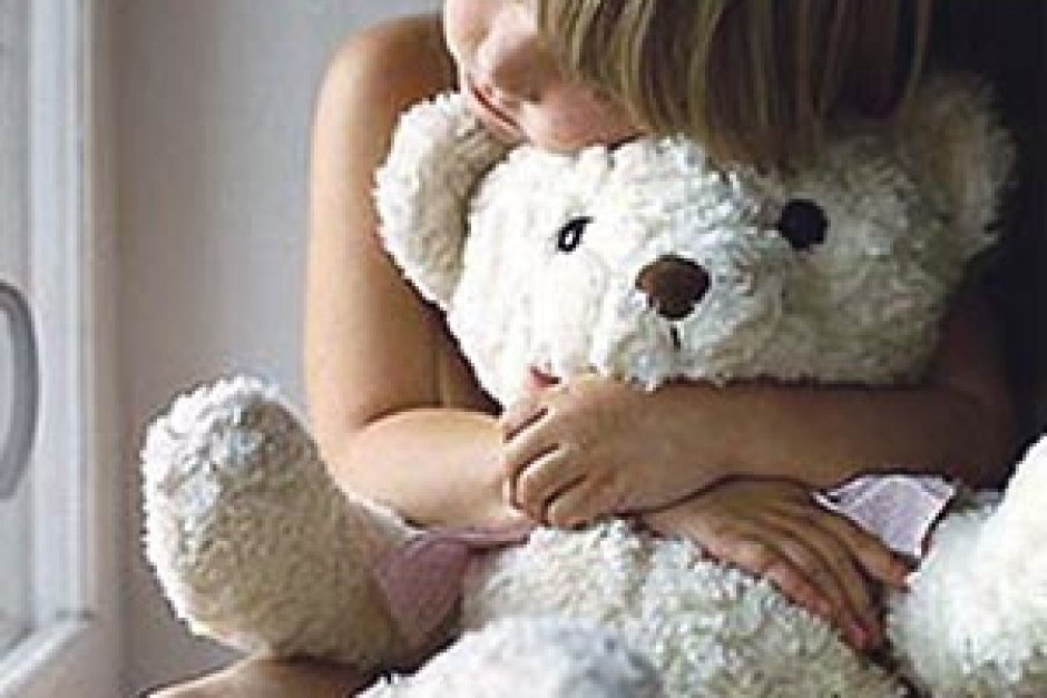 Девушка спит с мишкой