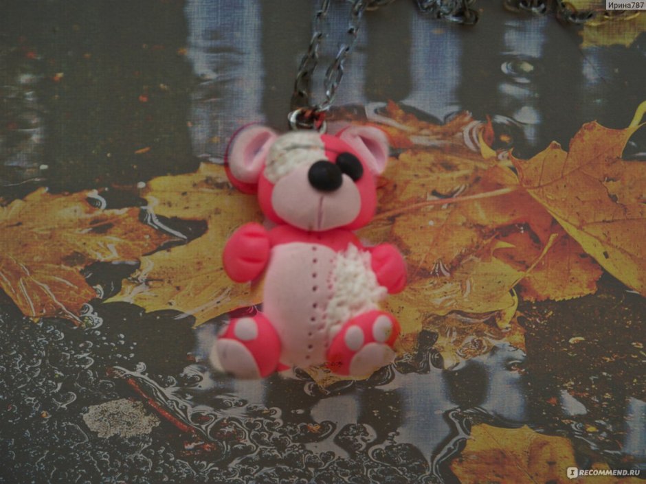 Большую игрушечную мишку бросили в воду