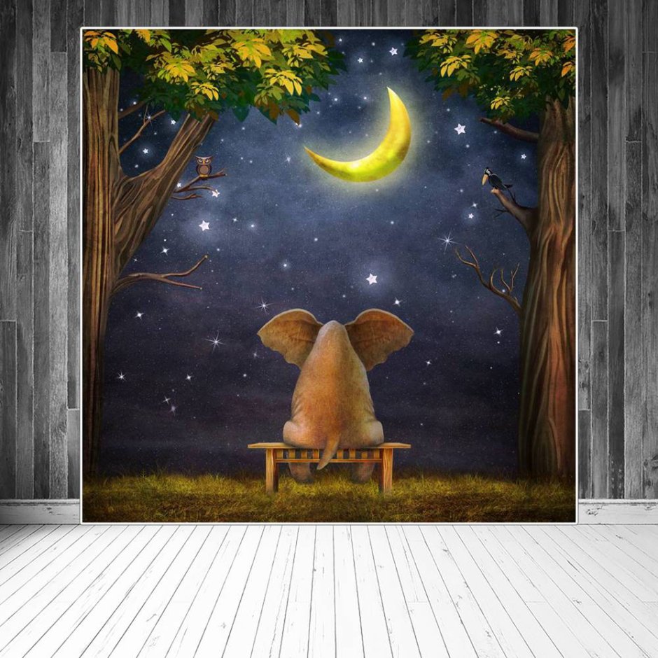 Слон на скамейке с луной