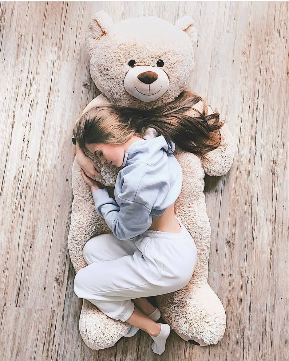 Девочка с плюшевым мишкой