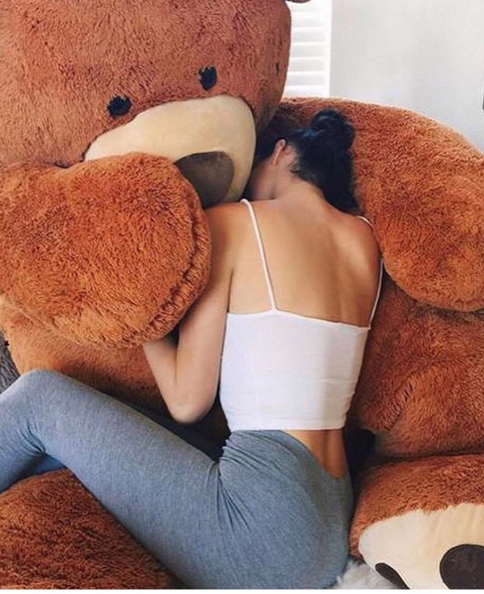 Девушка с плюшевым медведем