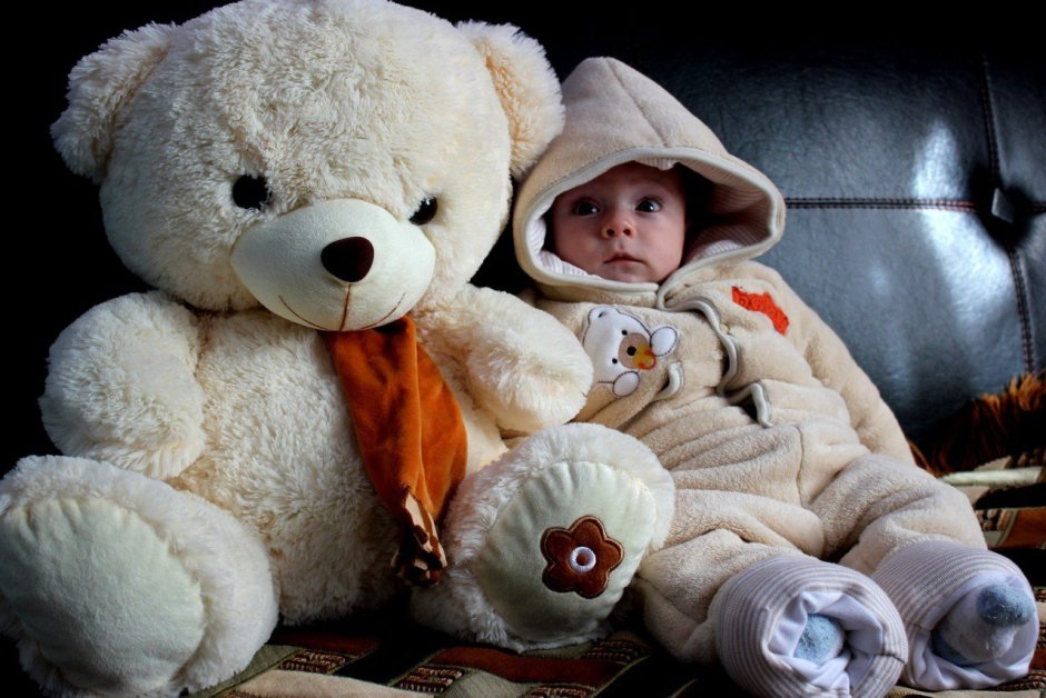 Малыш с плюшевым мишкой