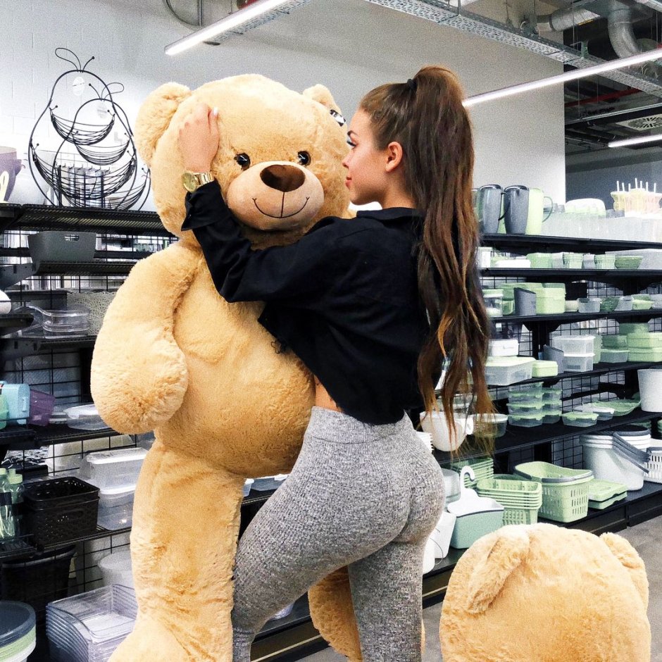 Девушка с огромным мишкой