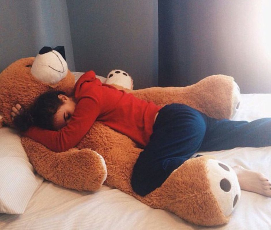 Обнимашки с плюшевым медведем