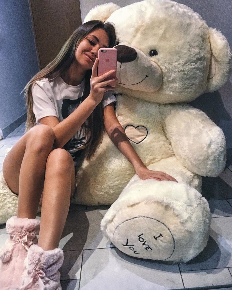 Девушка с большим медведем