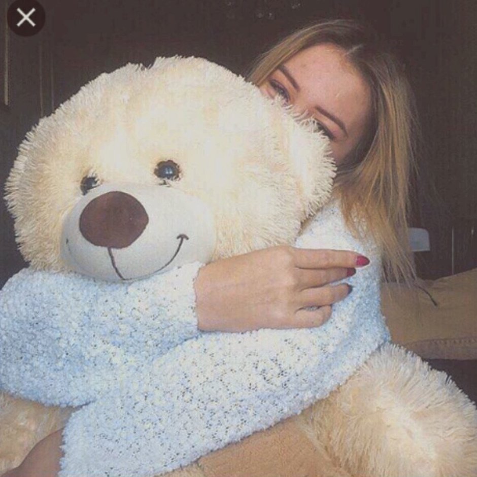 Девушка с плюшевым мишкой без лица
