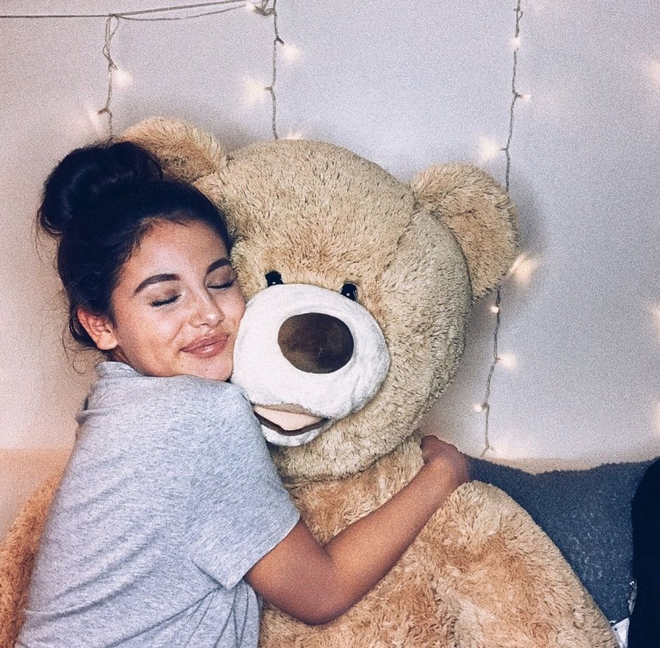 Большой медведь и девушка