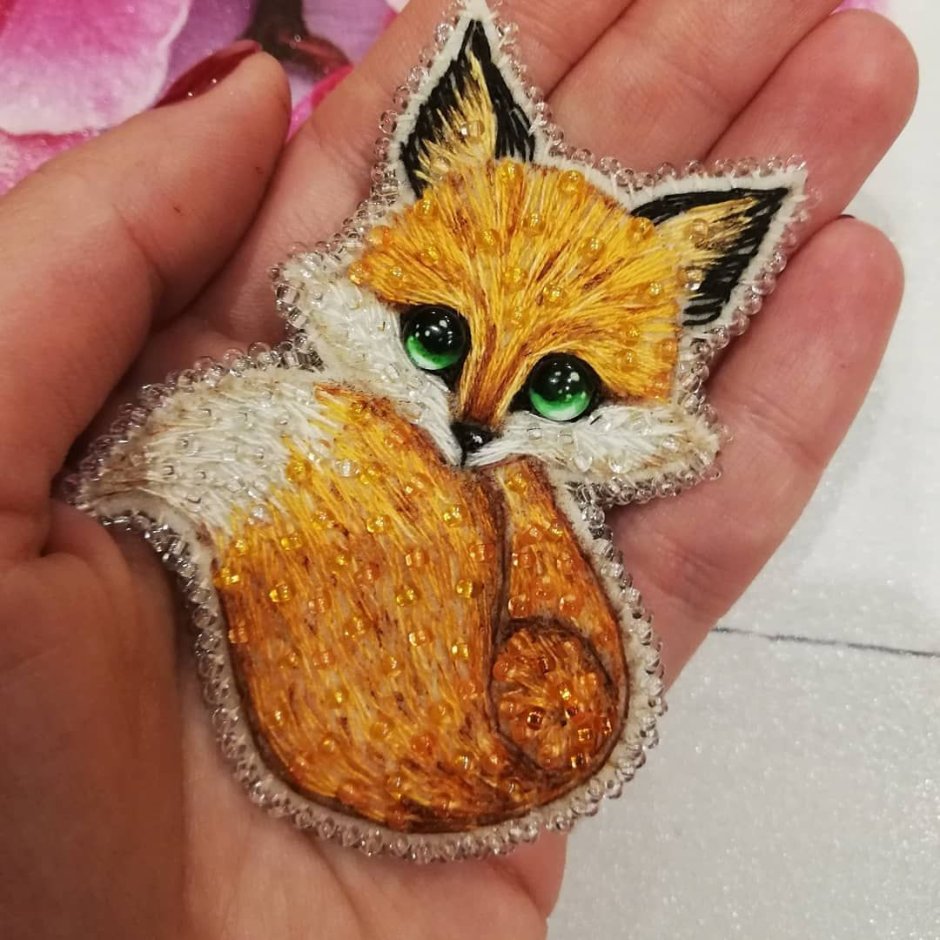 Брошь гладью